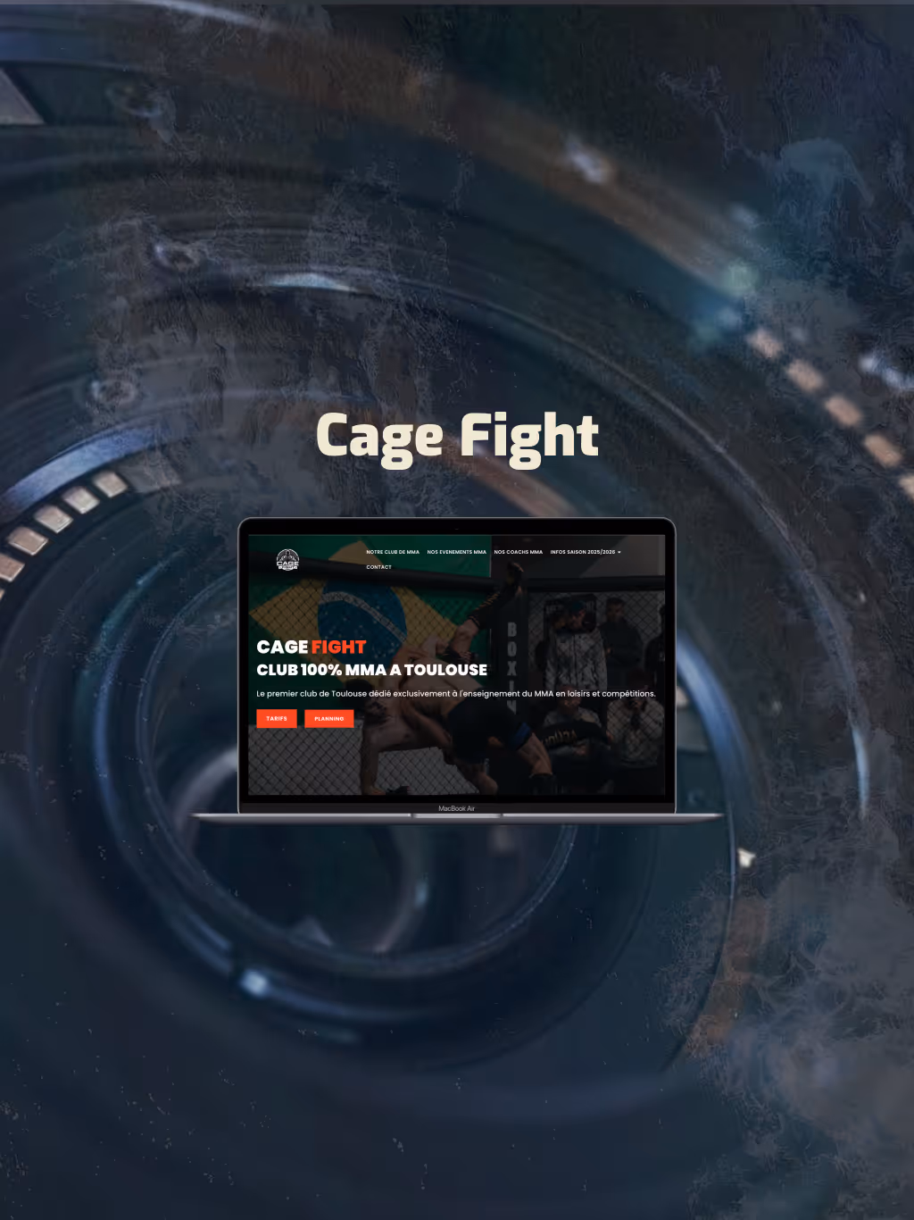 Un ordinateur portable affiche le site web du club de MMA Cage Fight, montrant un combattant en action sur fond de drapeau brésilien. On peut lire en gras : « Cage Fight Club 100 % MMA à Toulouse ». L’ordinateur portable se détache sur un fond sombre et abstrait, conférant une impression de dynamisme et d’énergie.