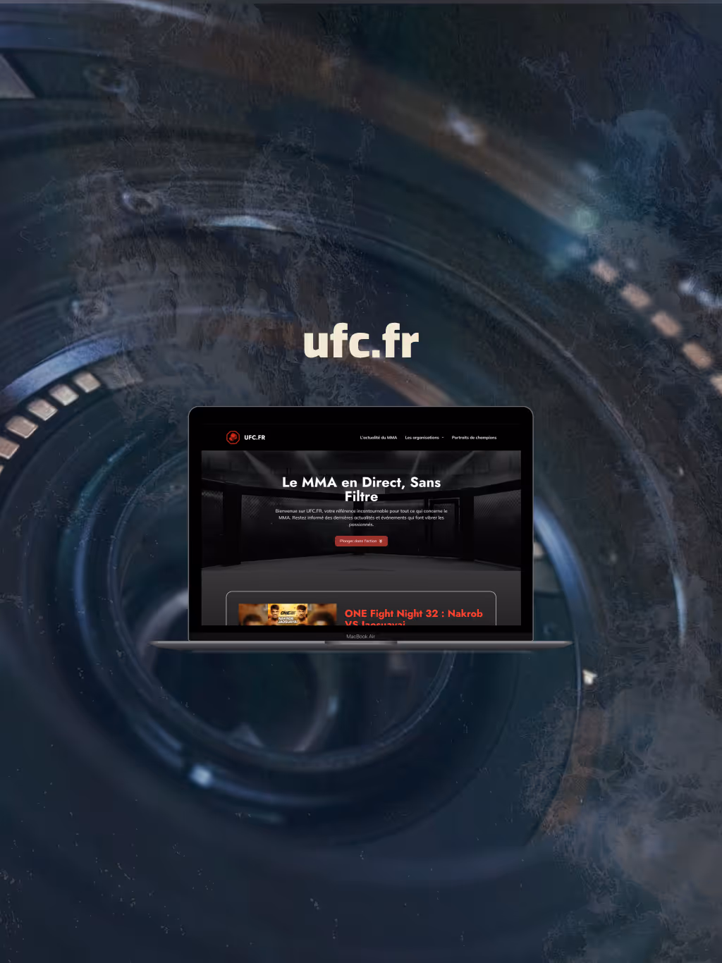 Écran d'ordinateur portable affichant le site web de l'UFC en français, intitulé « Le MMA en Direct, Sans Filtre ». Le fond présente une texture métallique sombre. L'ambiance est intense et dynamique.
