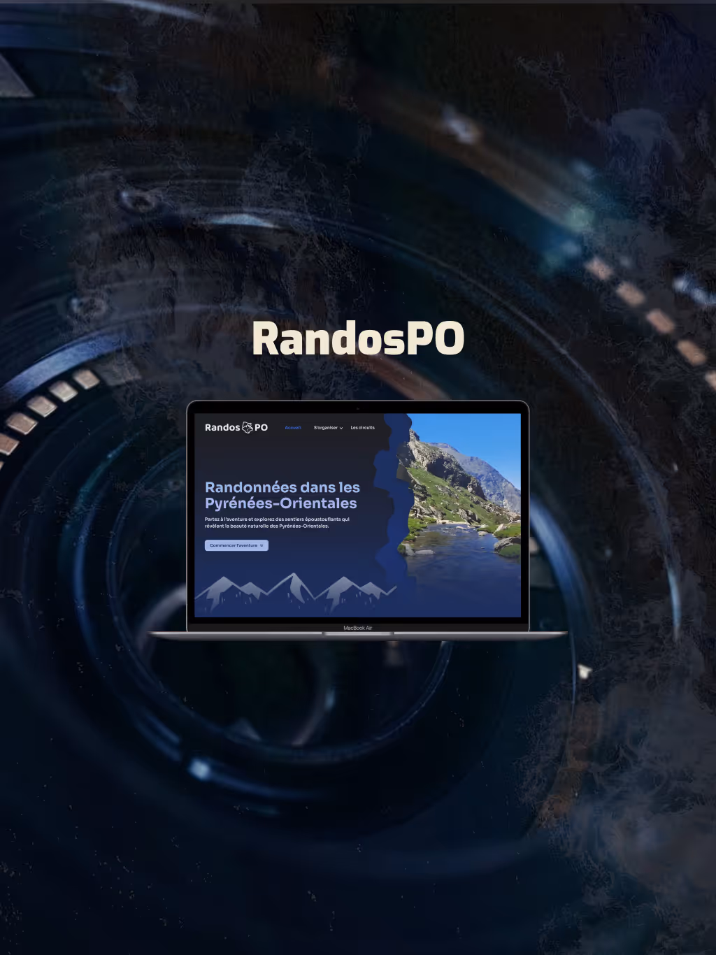 L'ordinateur portable affiche le site web de randonnée « RandosPO » sur un fond évoquant une lentille. Il présente des paysages de montagne et un design aux tons bleutés.
