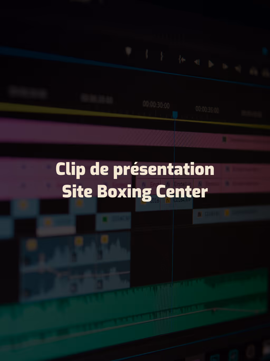 Gros plan sur une timeline de montage vidéo avec des clips superposés, affichant différentes pistes. Le texte indique « Clip de présentation Site Boxing Center ». Le ton est professionnel.