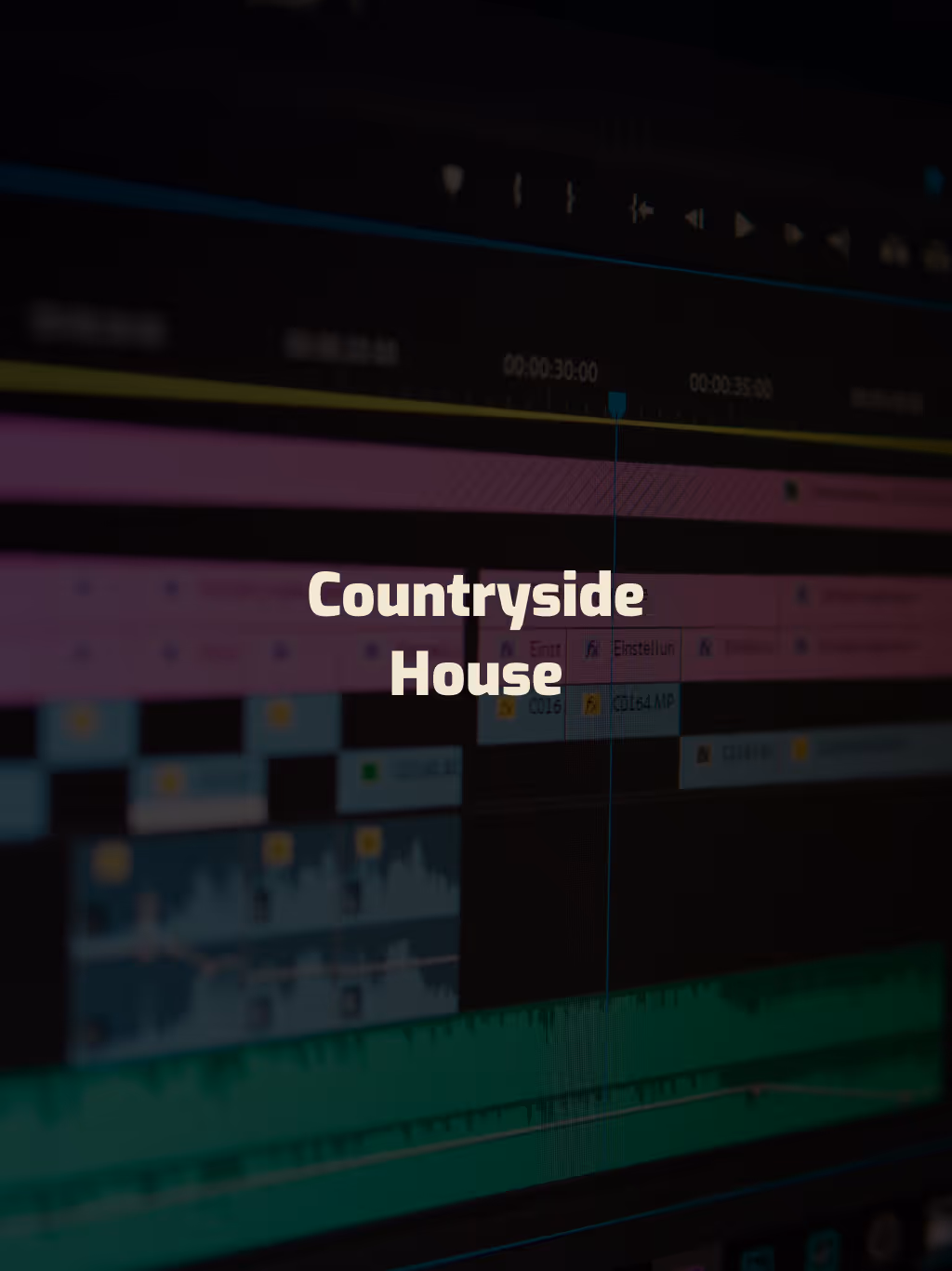 Une interface de montage vidéo est affichée, avec des pistes superposées de différentes couleurs. Le texte central indique « Maison de campagne ».