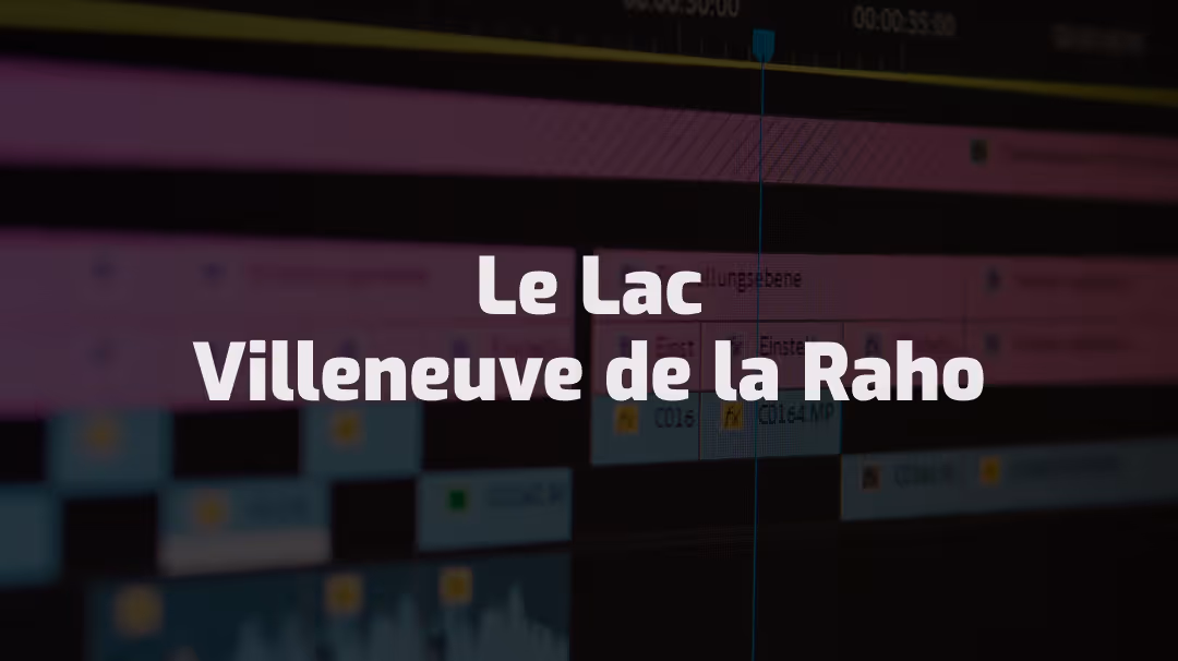 Le texte « Le Lac Villeneuve de la Raho » superposé à une chronologie de montage vidéo floue avec des pistes roses et bleues, véhiculant un thème à la fois créatif et technique.