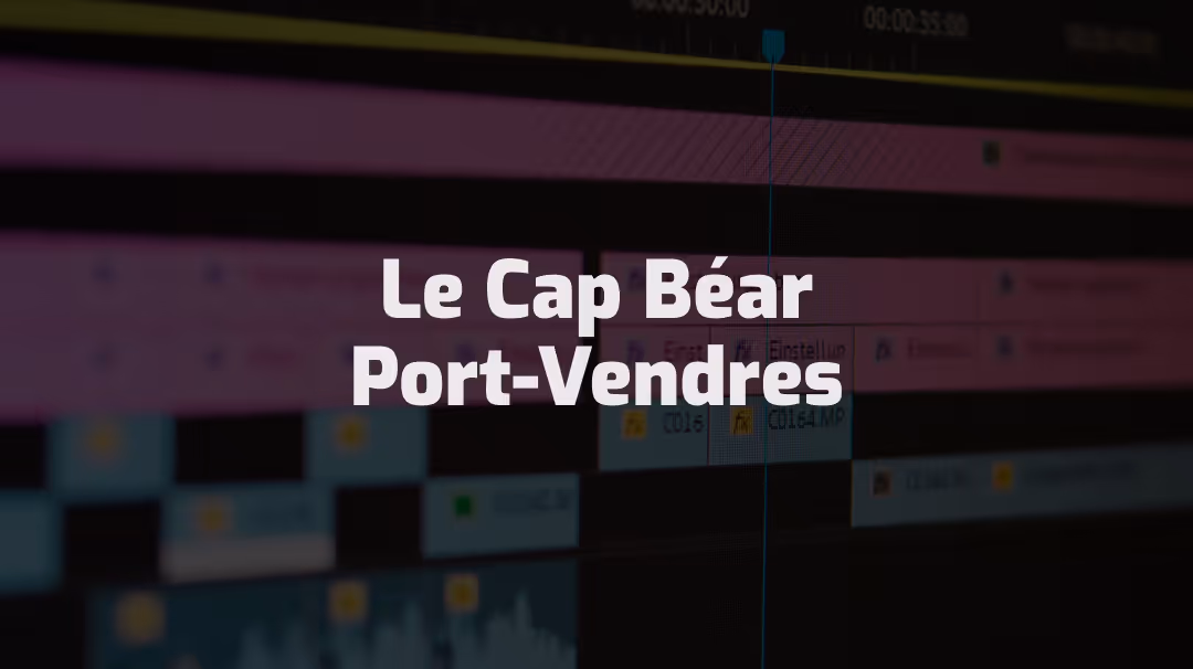 Le texte « Le Cap Béar Port-Vendres » se superpose à une chronologie de montage vidéo floue, avec des pistes roses et bleues, véhiculant un sentiment de créativité et de production numérique.