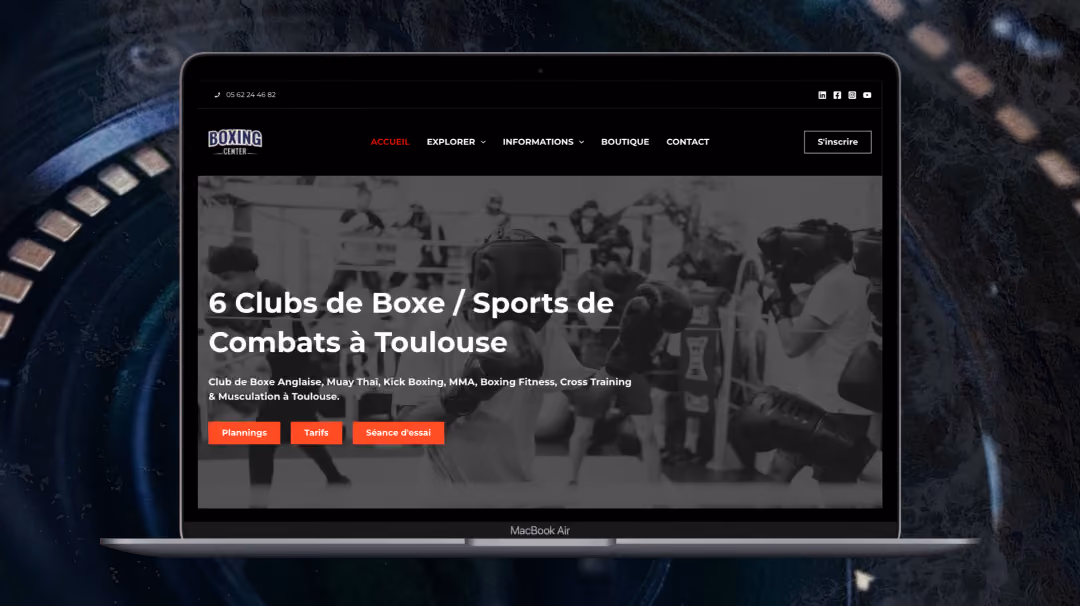 Un ordinateur portable affichant un site web de boxe française intitulé « 6 Clubs de Boxe / Sports de Combats à Toulouse », sur un arrière-plan sombre et dynamique sur le thème de la boxe.
