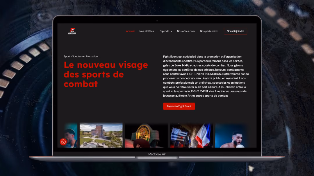 Écran d’ordinateur affichant un site sombre et moderne sur les sports de combat, avec titre rouge, texte promotionnel et vignettes d’événements.
