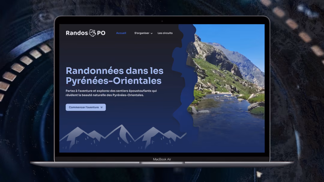 Ordinateur portable affichant un site de randonnées dans les Pyrénées-Orientales, avec lac alpin, montagnes et design bleu évoquant l’aventure.