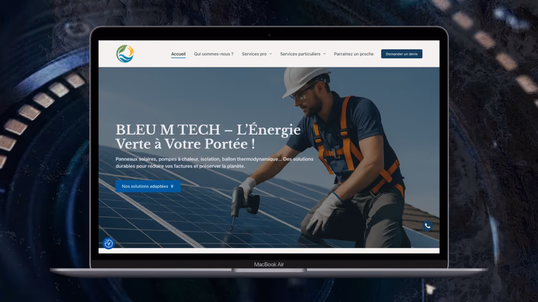 Écran d’ordinateur affichant le site Bleu M Tech, avec un technicien en casque travaillant sur des panneaux solaires, ton professionnel et durable.