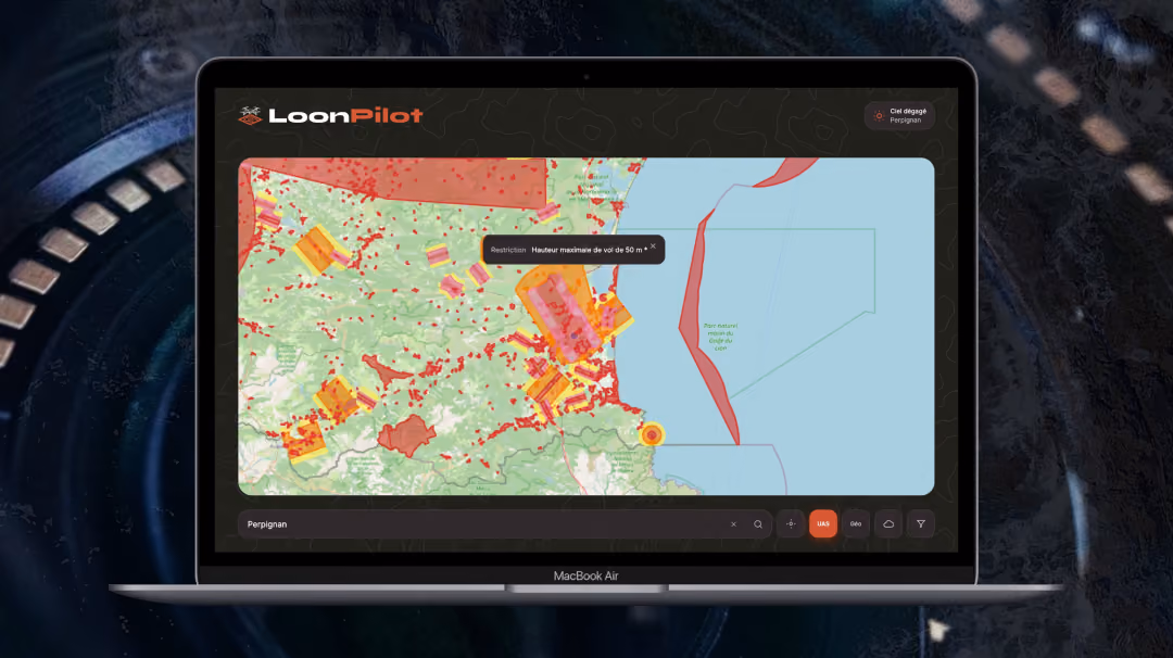 Ordinateur portable affichant la carte géographique colorée de LoonPilot avec des zones surlignées en rouge, des commandes d'interface et un arrière-plan sombre et futuriste.