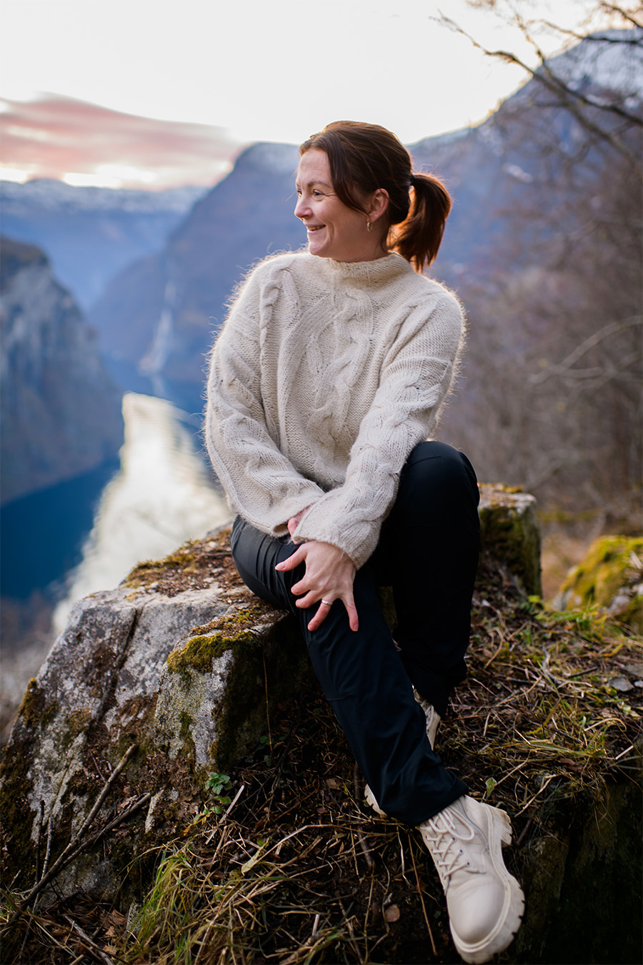 Vivian poserer foran Geirangerfjorden