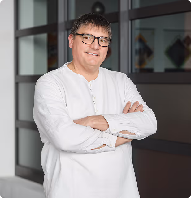 frank mit verschränkten armen portraitfoto