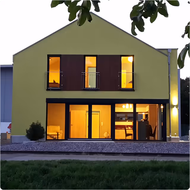 gelbes haus mit terasse