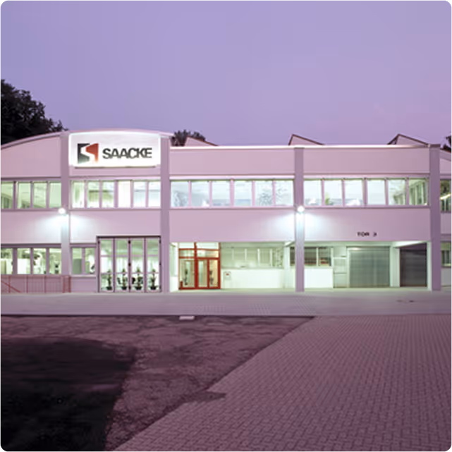 gebäude mit vielen fenstern und licht