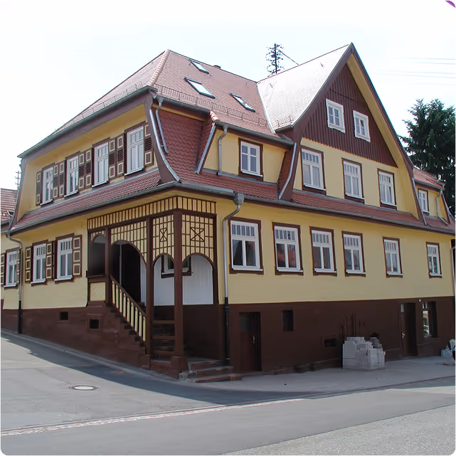 haus mit vielen fenstern