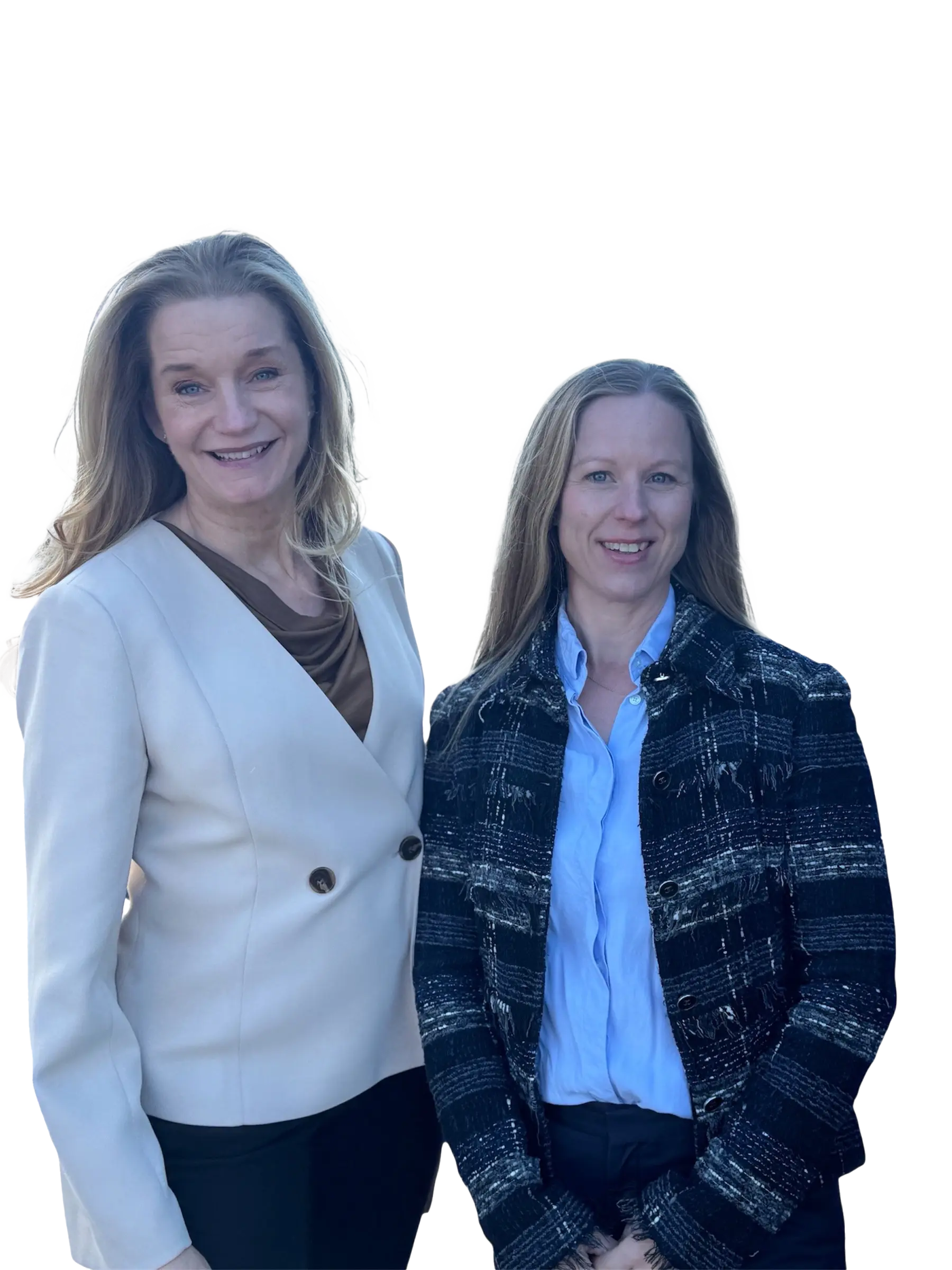Två kvinnor står sida vid sida, den vänstra i en ljus kavaj och den högra i en mörk mönstrad jacka med ljusblå skjorta.