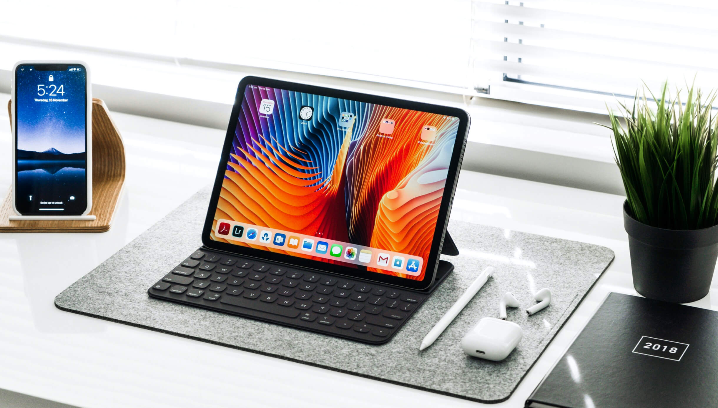 The definitive minimal iPad desk setup for killer productivity