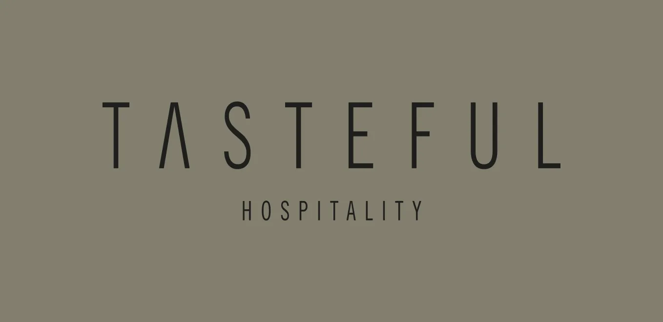 Tasteful Hospitality Logo auf gründem Hintergrund
