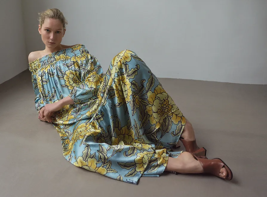 Model in friendly hunting Kleid mit floralem Print