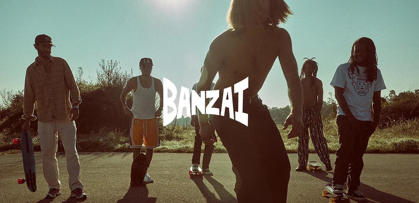 Weißes Banzai Logo auf Foto von einer Gruppe Skateboardern