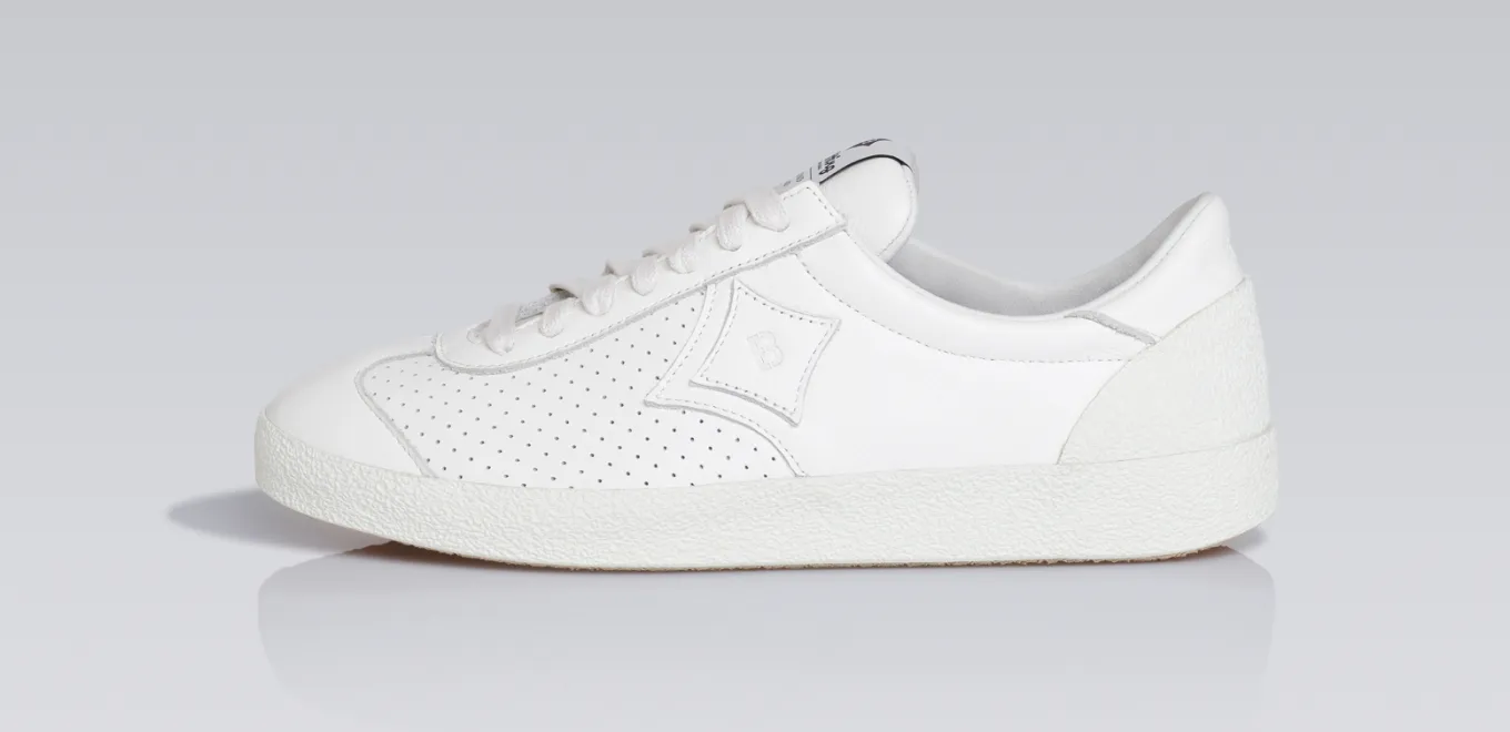 Sneaker Produktdesign mit minimalistischem weißen Schuh der Marke Brütting