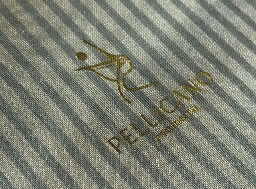 Gestreifte Pellicano Speisekarte mit goldenem Pellicano Logo