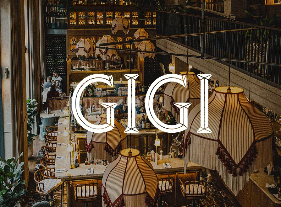 Weißes Gigi Logo auf Innenaufnahme des Gigi Restaurants