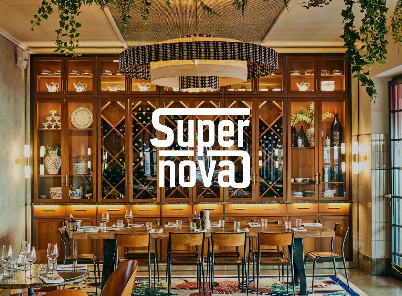 Weißes Supernova Logo auf Innenaufnahme des Supernova Restaurants