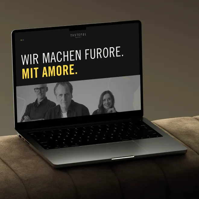 Laptop-Mockup mit Tasteful Hospitality Website auf Sofa