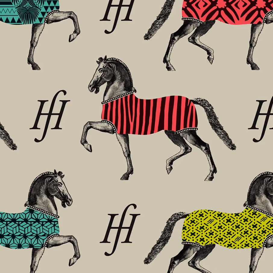 Wiederholendes Muster mit Pferden in verschiedenfarbigen Decken und kleinen „FH“-Initialen