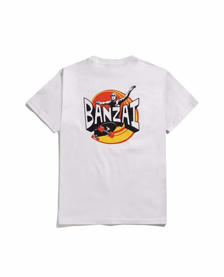 T-Shirt mit BANZAI Print neben Grafik mit Sonne und Palmen