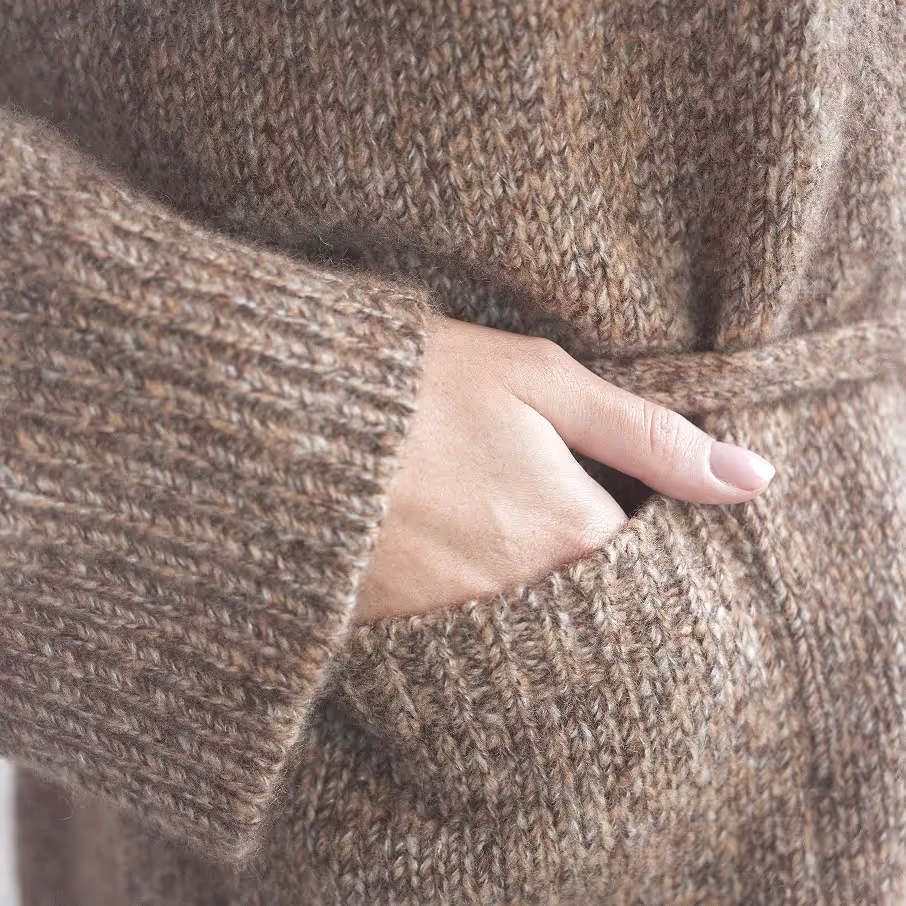 Detailaufnahme eines Strickmaterials im hochwertigen, natürlichen Stil von Friendly Hunting