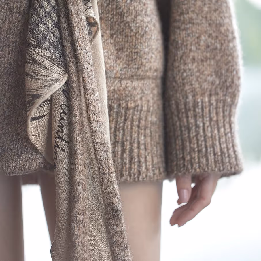 Detailaufnahme einer beigen Cashmerejacke von Friendly Hunting