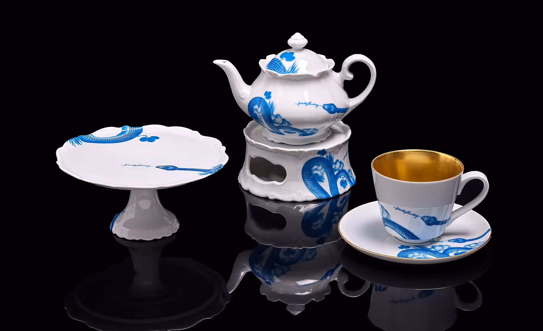 Teekanne, Tassen und Etagere mit blauem Dekor und goldenen Details aus der Friendly Hunting Kollektion