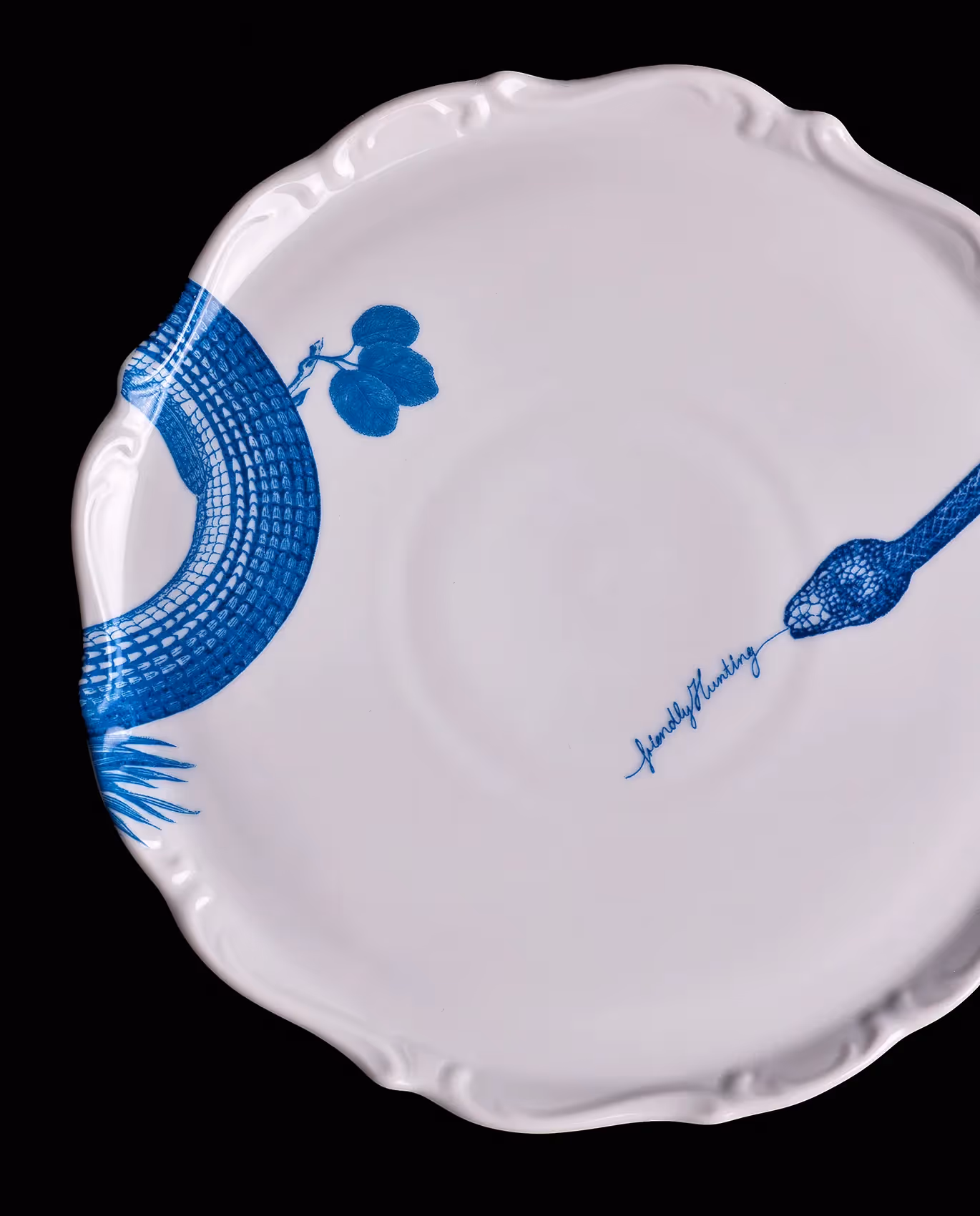 Teller mit blauem Dekor und feiner Linienführung