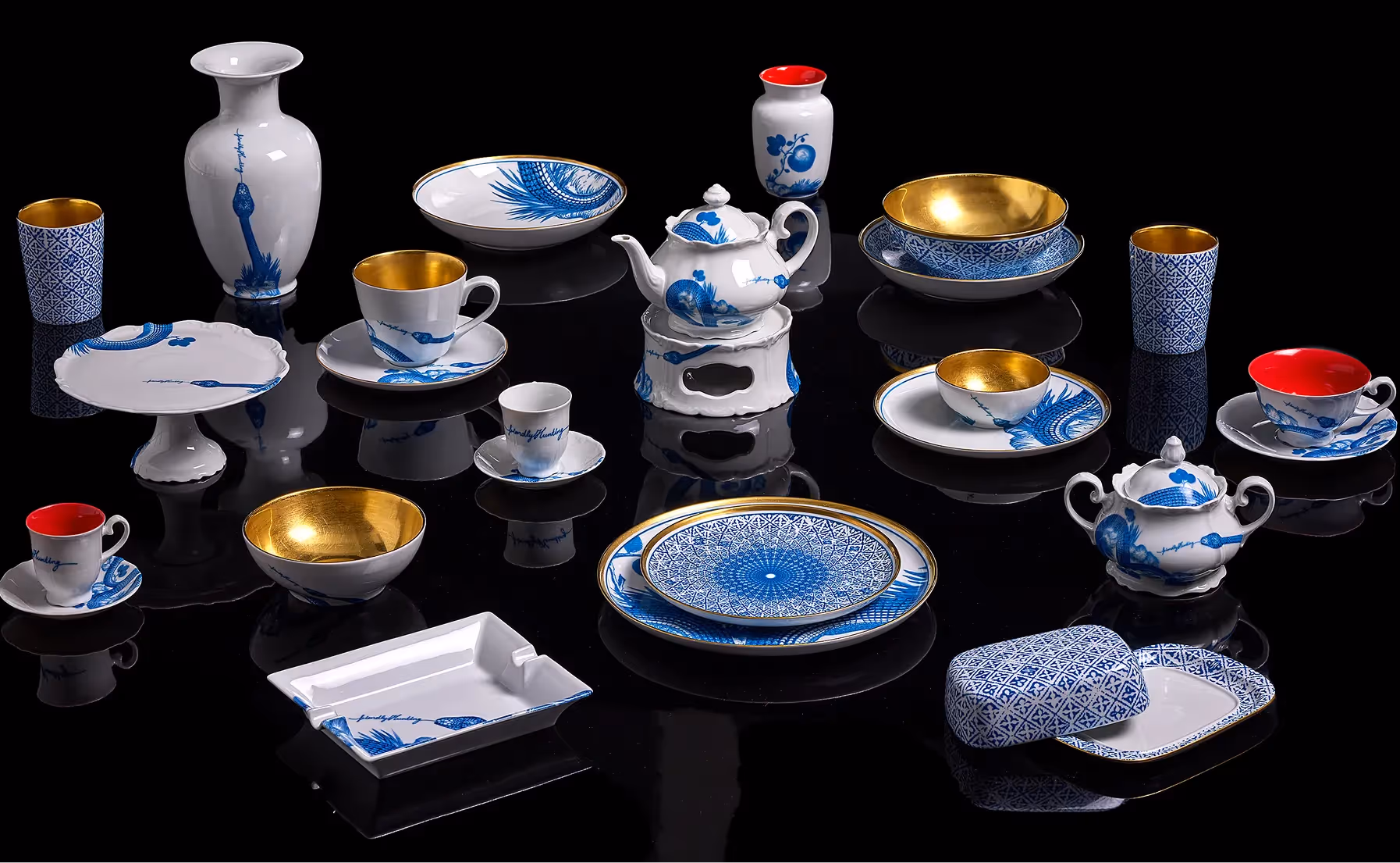 Große Auswahl an Geschirrteilen mit blauem Muster und goldenen Akzenten
