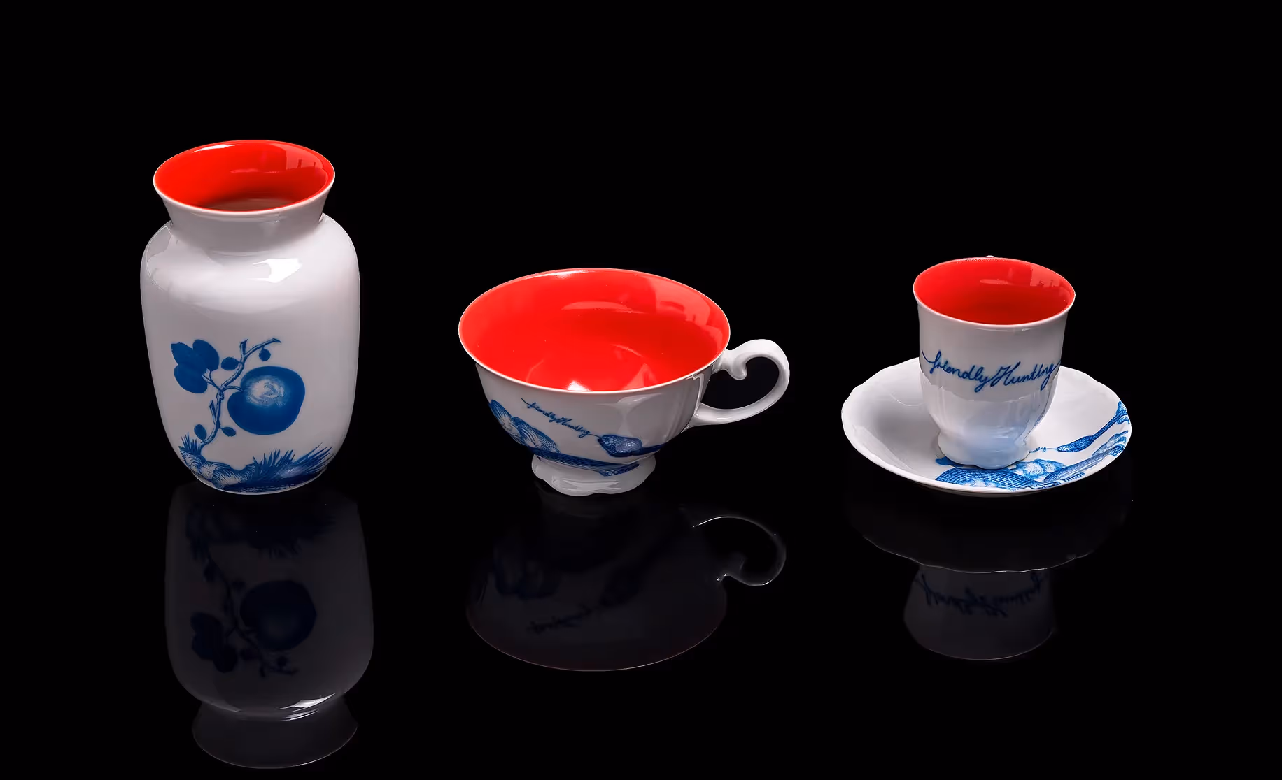 Gefäße und Tassen mit roten Innenflächen und blauem Dekor