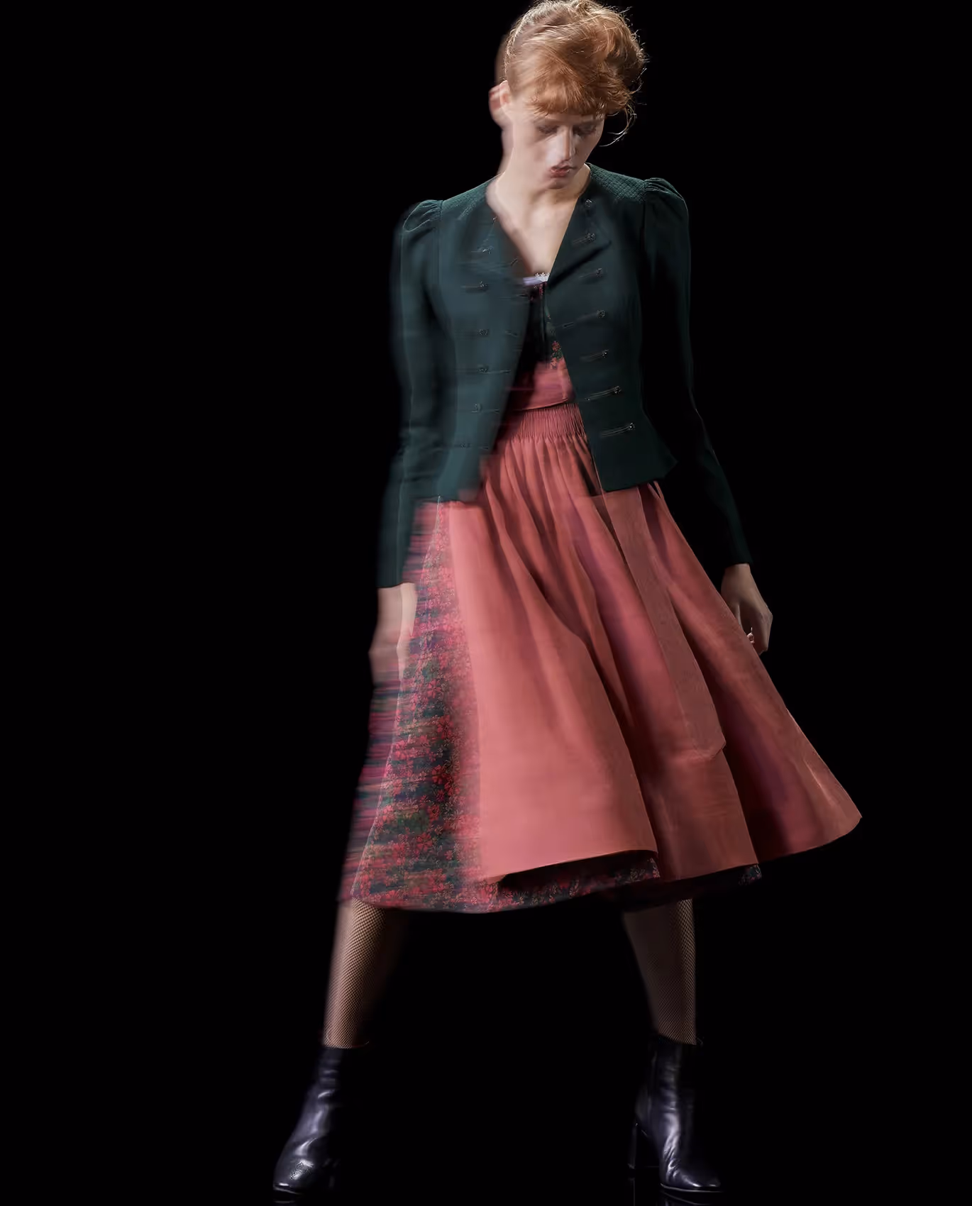 Frau in traditionell inspiriertem Outfit mit Rock und Jacke im zeitgemäßen Stil der Gottseidank Kollektion