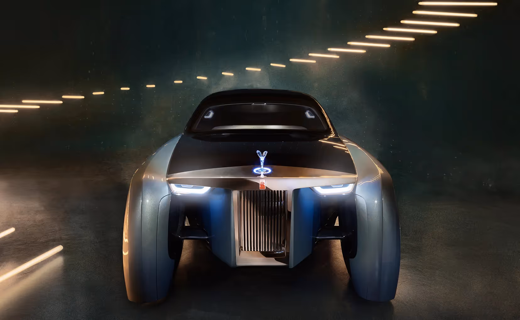 Frontansicht des Rolls-Royce Konzeptautos mit beleuchtetem Kühlergrill
