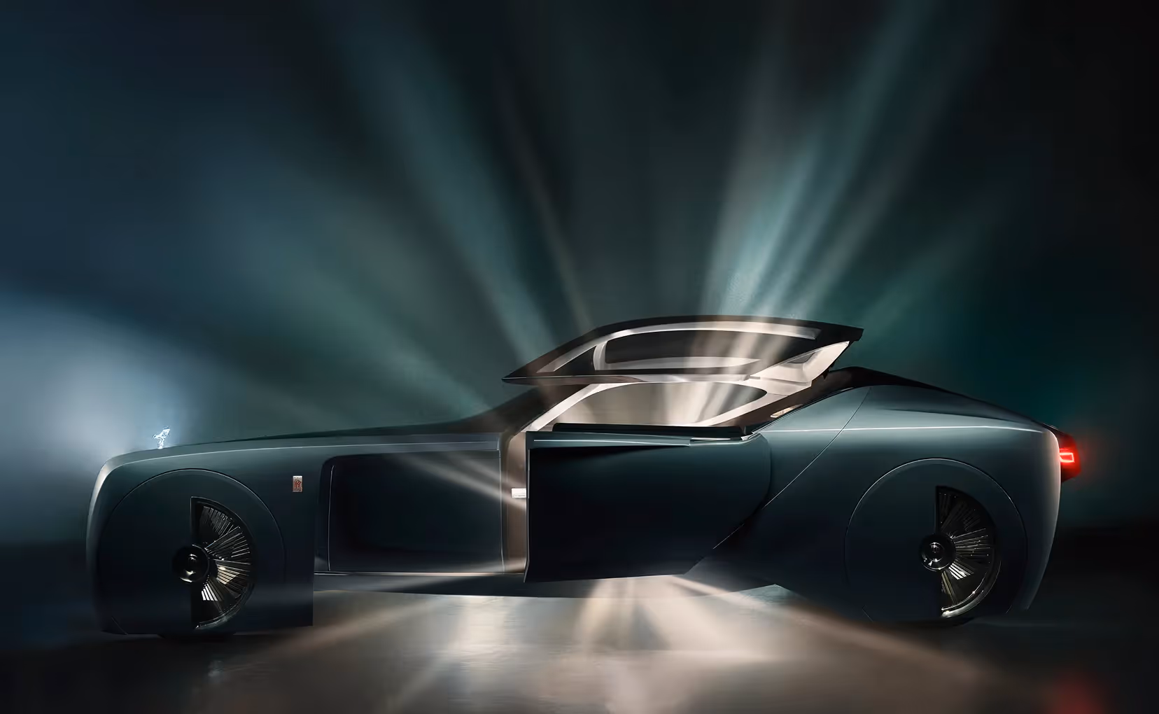 Rolls-Royce Fahrzeug mit geöffneter Tür und Lichtstrahlen im Hintergrund