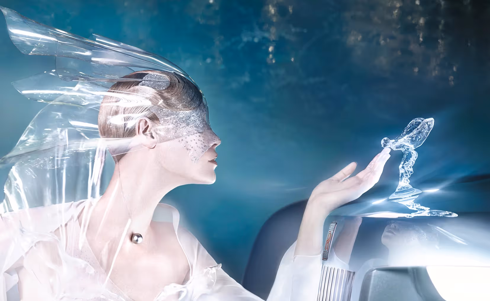 Frau mit transparentem Schleier hält das Rolls Royce Zeichen in der Hand vor futuristischem Hintergrund