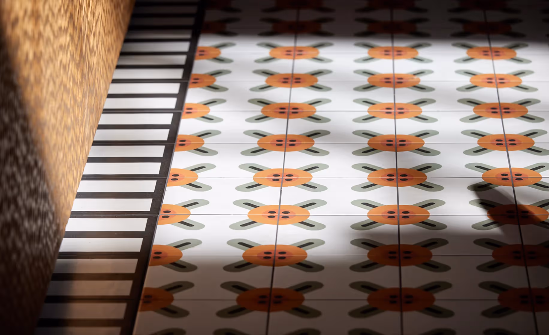 Gemusterter Fliesenboden im Innenraum