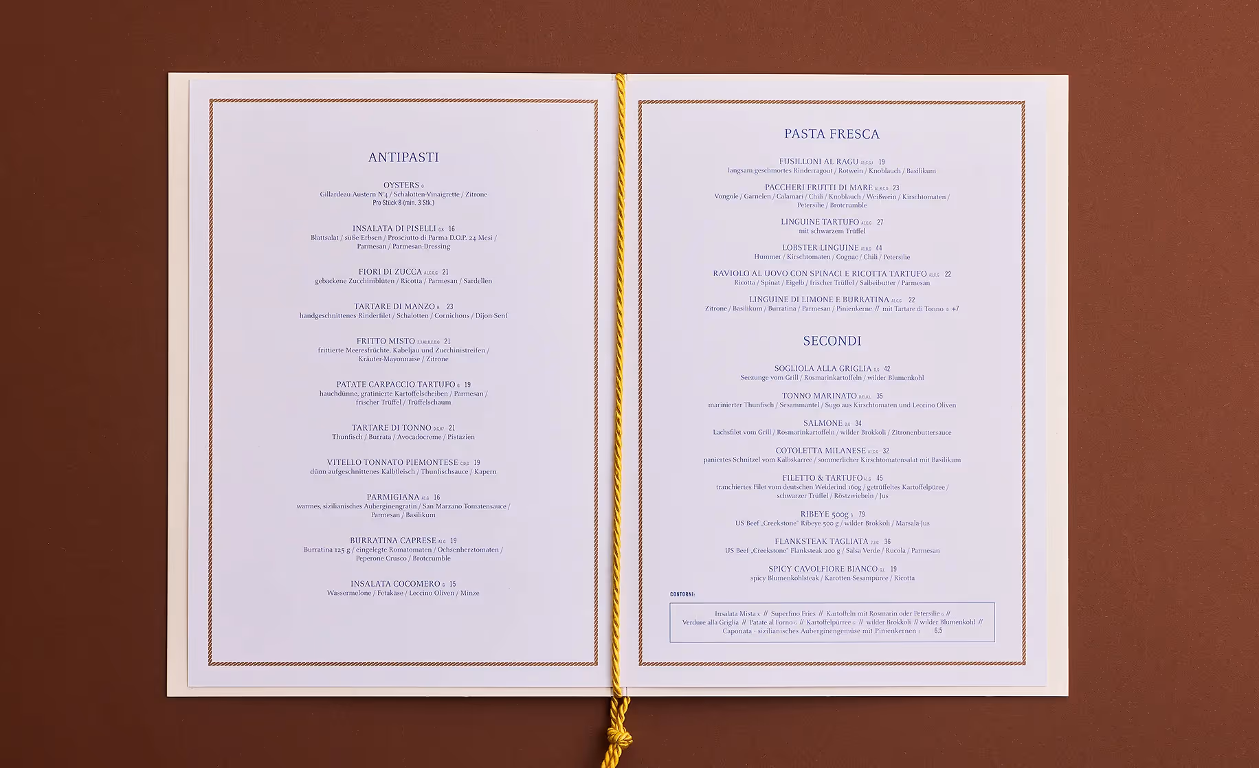 Geöffnete Speisekarte mit typografischem Layout