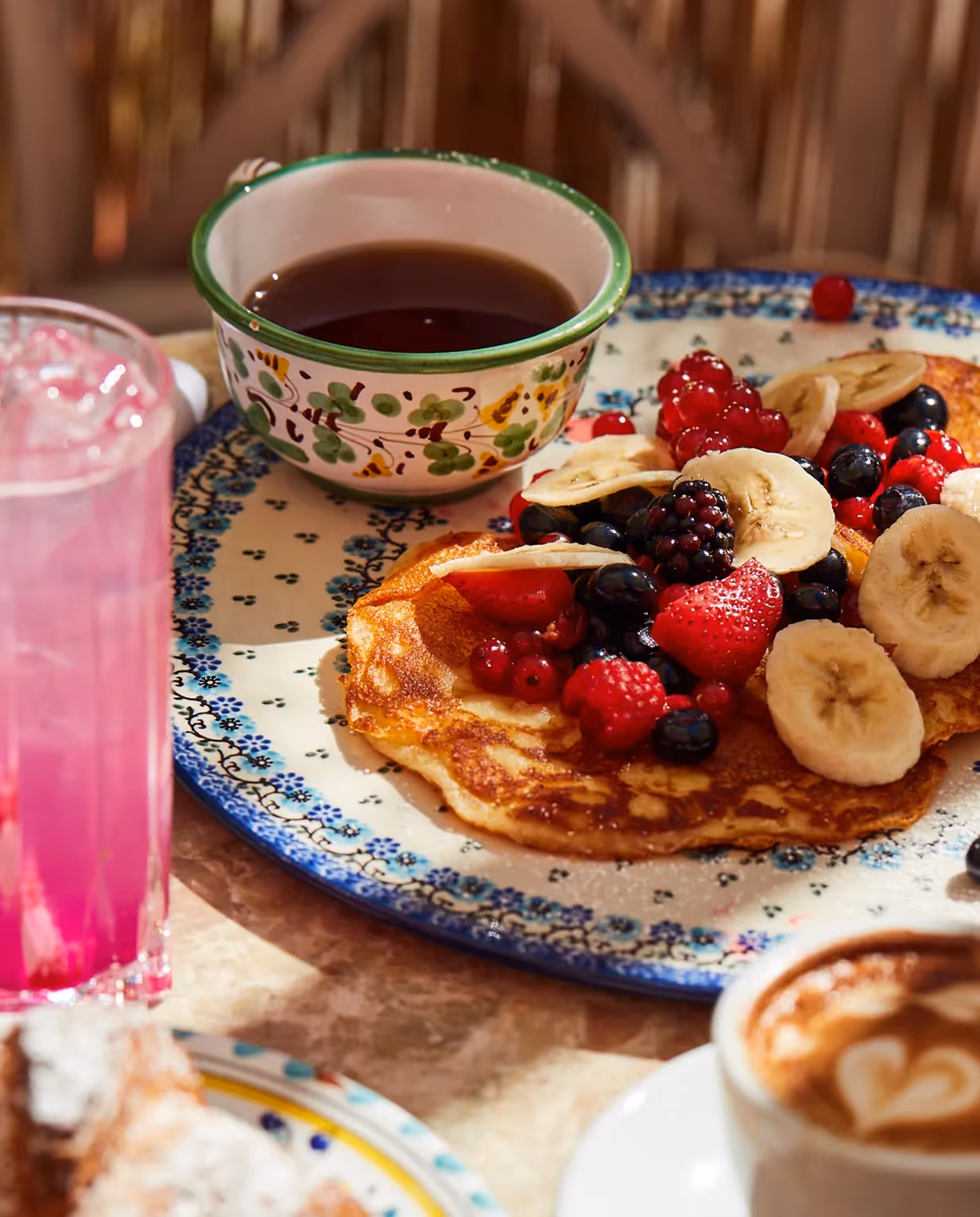 Frühstücks- oder Brunchgerichte mit Getränken auf dekorativem Tisch