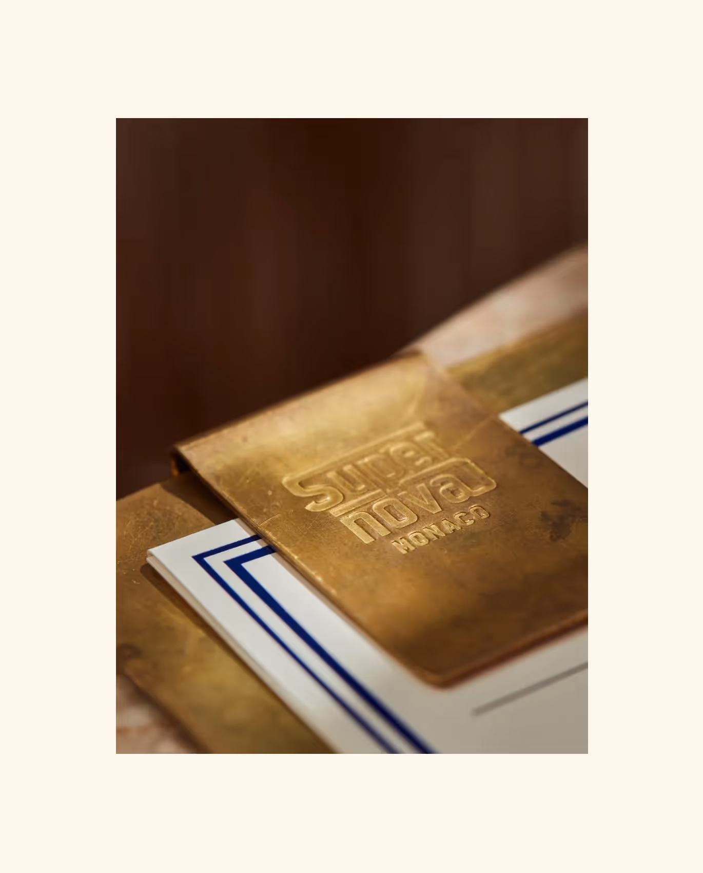 Goldgeprägte Karte auf Tisch mit warmem Licht