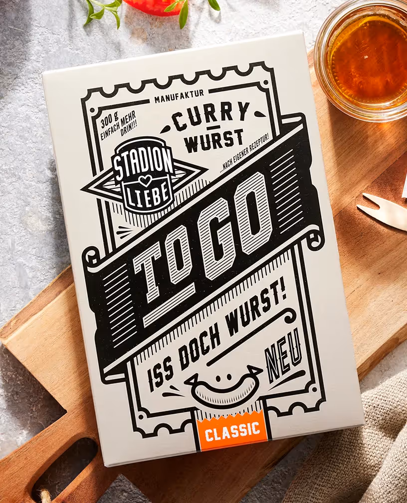 Produktverpackung mit Bier und Currywurst im Streetfood-Stil