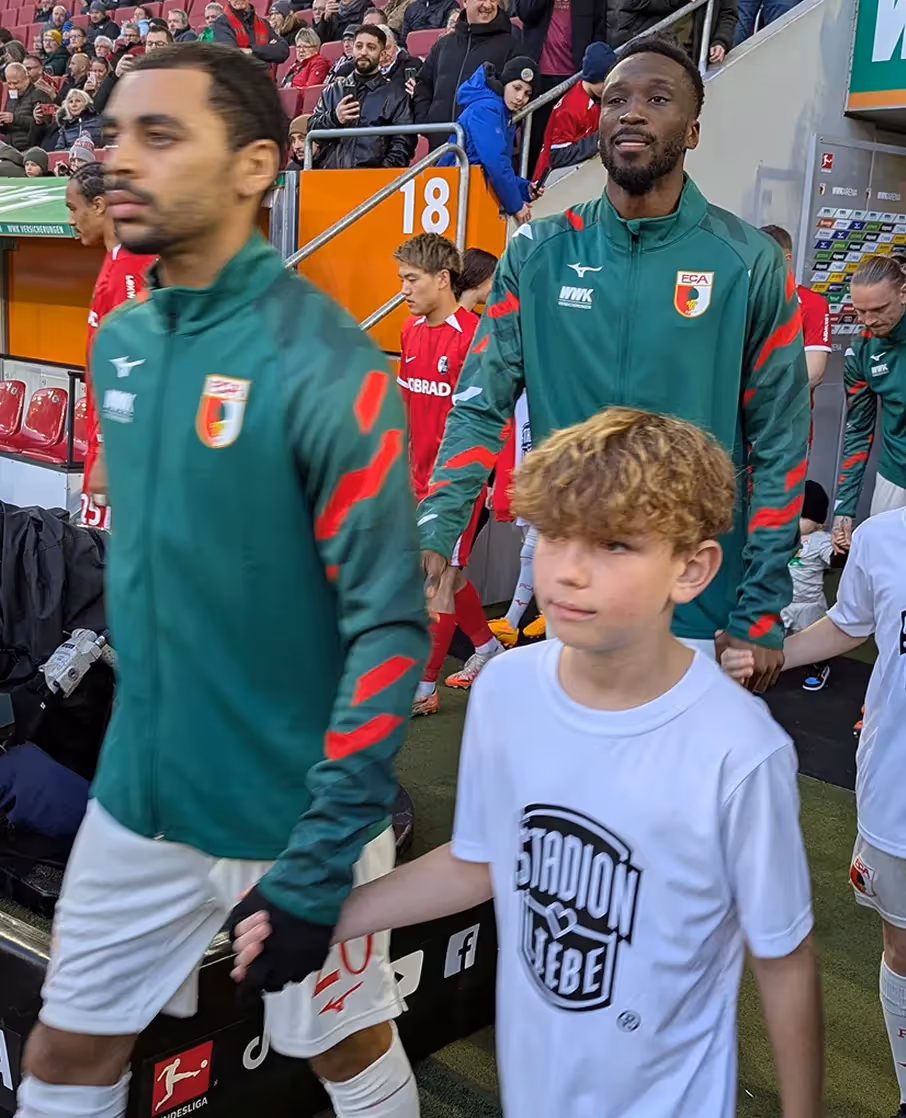 Einlaufkinder beim Fussballspiel mit Stadionliebe TShirts