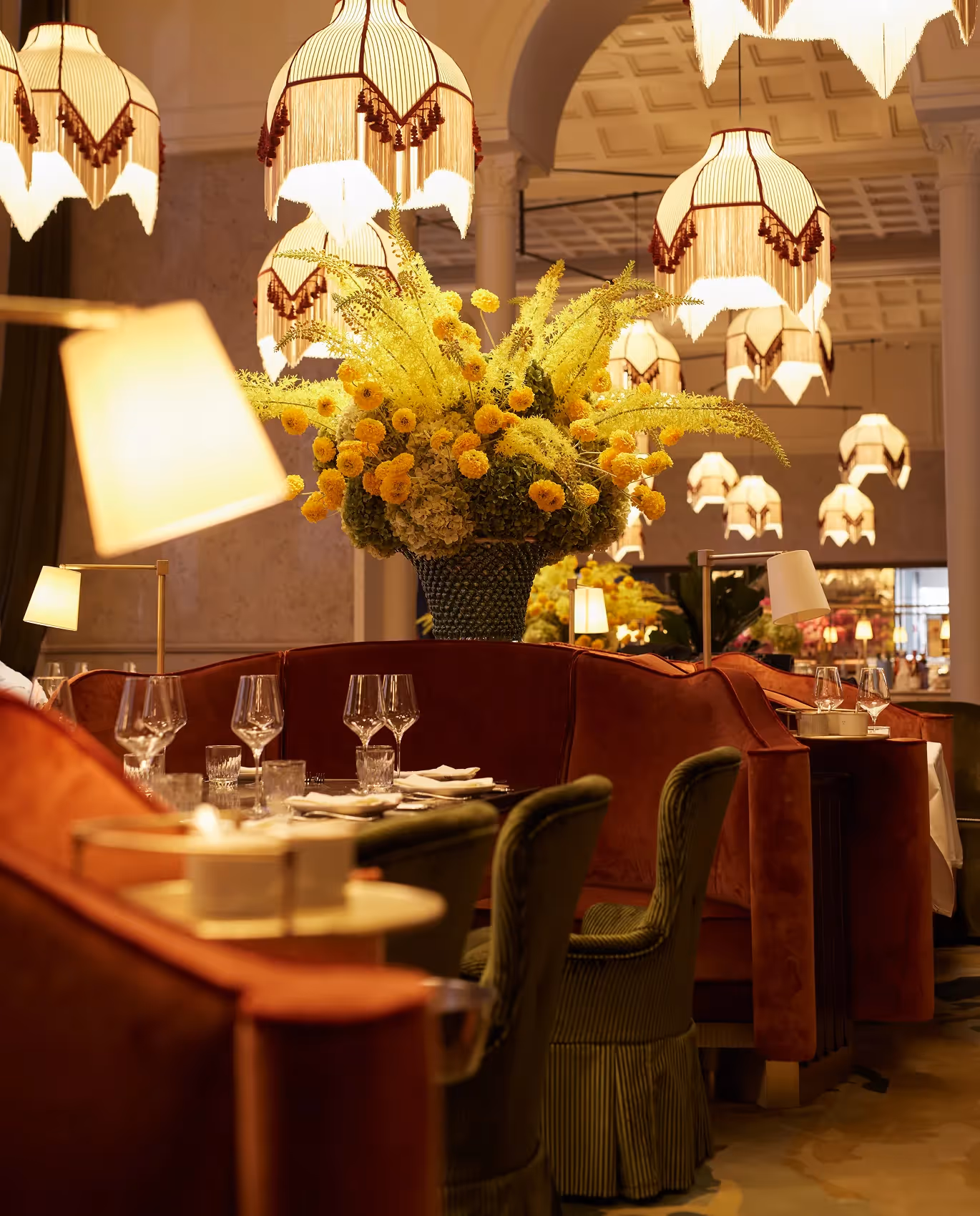 Detailaufnahme eines gedeckten Tisches mit warmem Licht