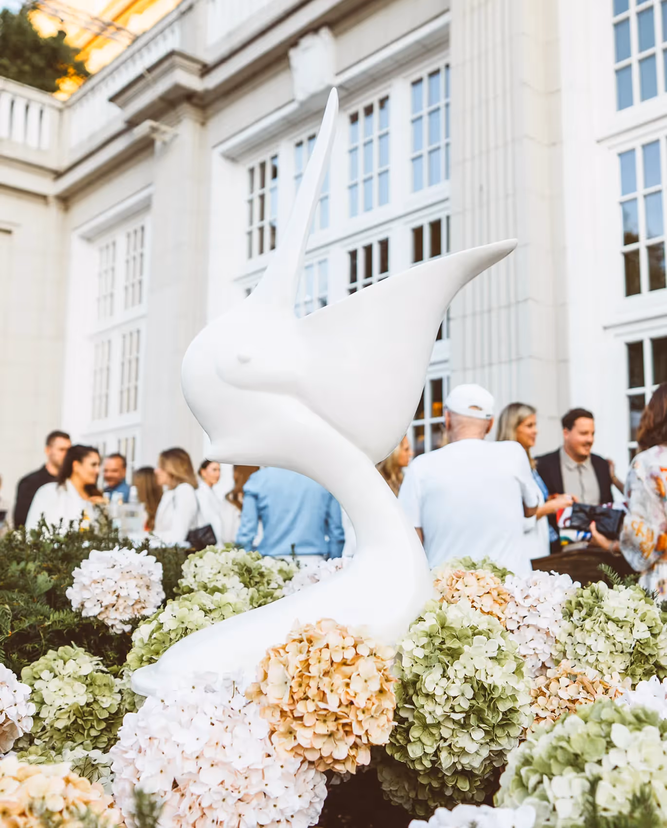 Außenbereich mit großer Pellikanfigur bei Event im Garten