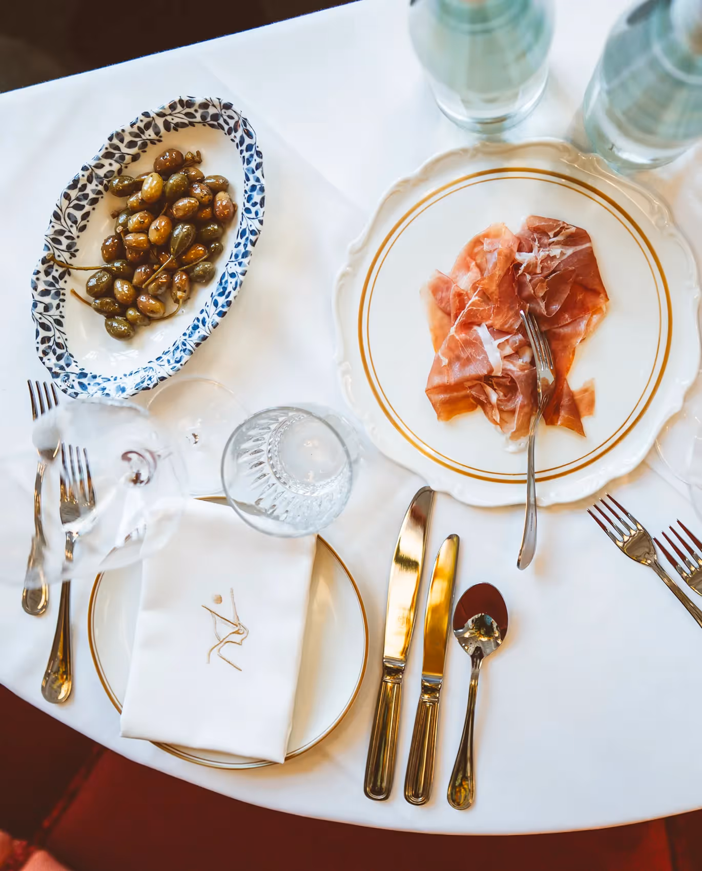 Gedeckter Tisch mit feinen Speisen im Fine Dining Stil