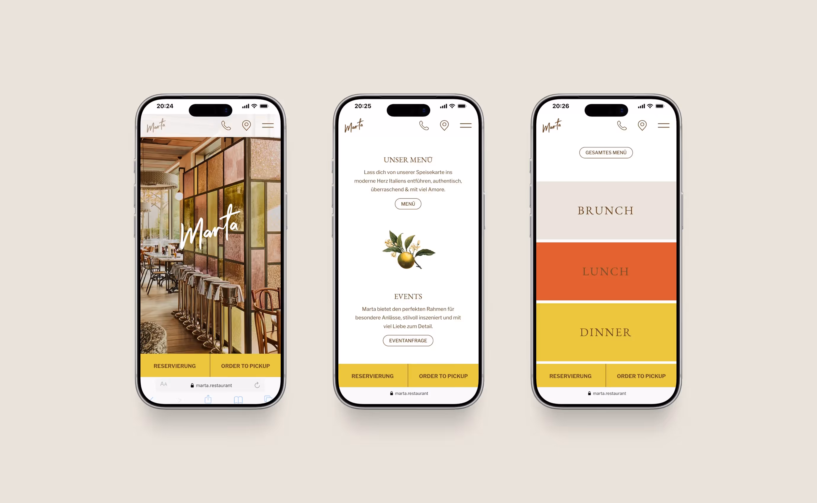 Mobile Ansicht der Website auf drei Smartphones