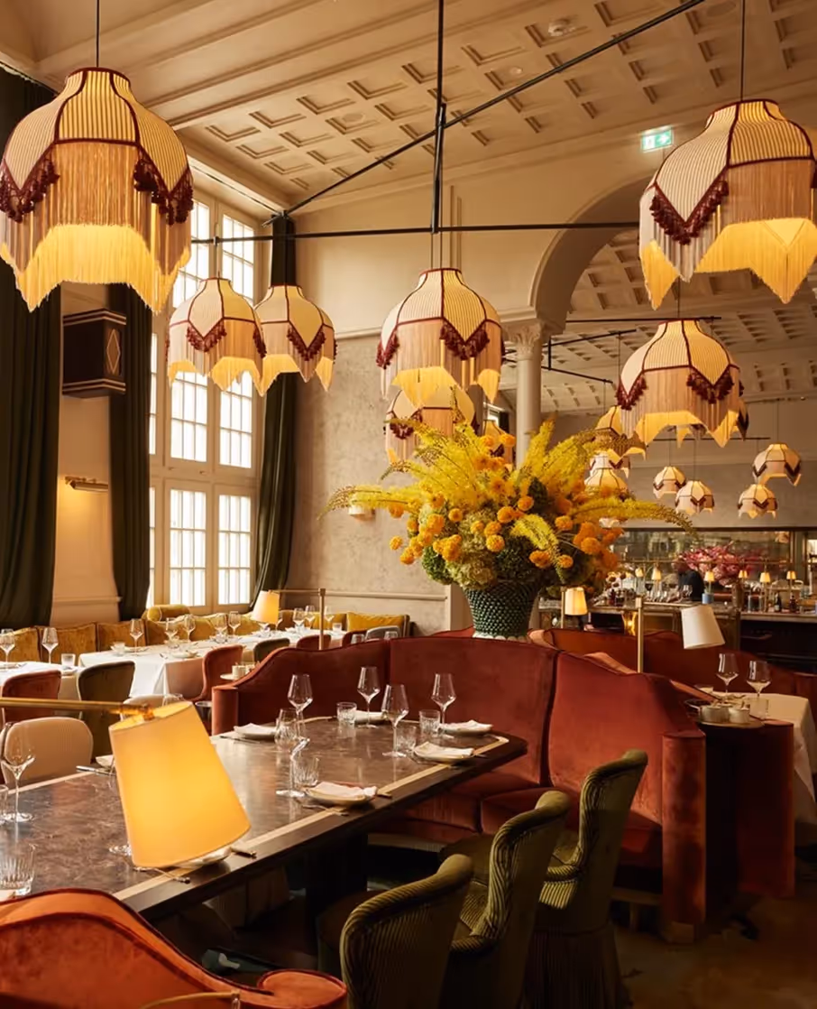 Restaurant-Interior mit warmem Licht